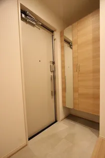 サリオス段原日出【2階】の玄関