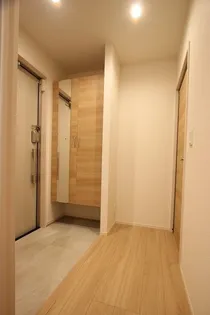 サリオス段原日出【2階】の玄関