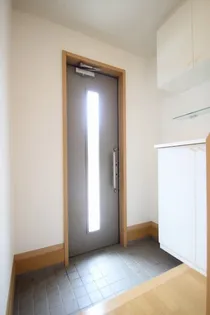 ラフィネC棟【1階】の玄関