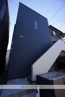 Adonis【1階】の外観