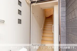 フルール・ド・ヴィオレット【2階】の玄関