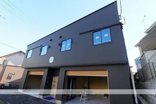 トータルガレージ雨間【2階】の外観