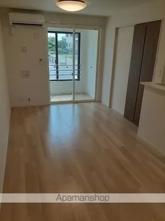 パールリバー アイランド2号館【1階】の居間