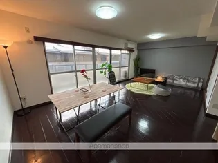 アイランドガーデン多田【302号室】の居間