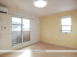 プチメゾンジェルメA【2階】の居間