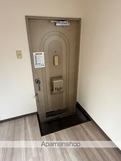 ロイヤルハイツ【1階】の玄関