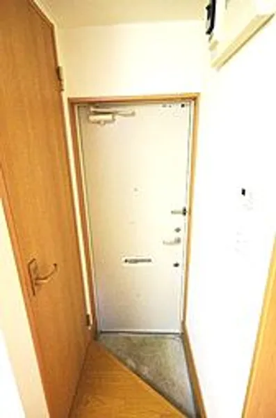 しらかばハイツ【105号室】の玄関