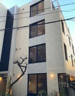 東京都新宿区市谷仲之町【マンション】の外観