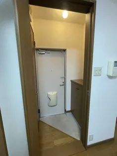 西岡ベストフラット【3階】の玄関