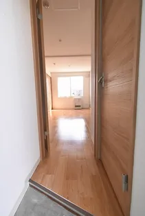 サン・シャイン【205号室】の玄関