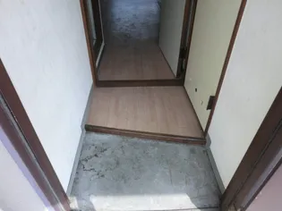 ウェル北郷【501号室】の玄関