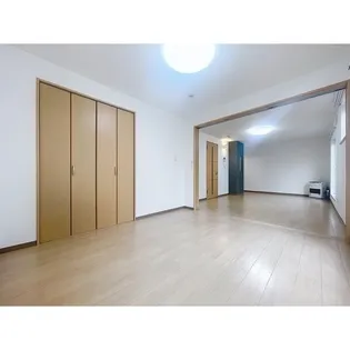 ヒュース平岸G【2階】の居間