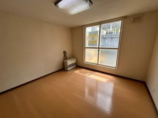 コートハウス愛宕B【107号室】の居間