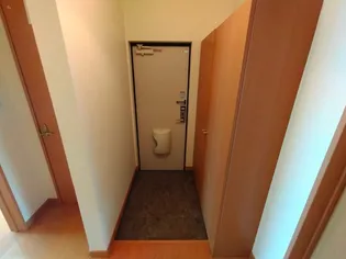 ウエルス西野【301号室】の玄関