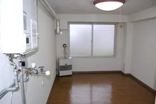 クリスタル村川【00102号室】の居間