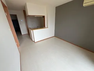 ロイヤルハイツ弐番館【103号室】の居間