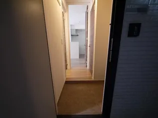 クワッド宮町【1階】の玄関