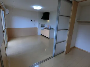 ドリームヒルズ B【203号室】の居間