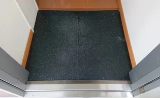 レオパレスよこて【103号室】の玄関