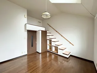 サンパレス大町【210号室】の居間