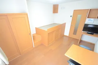 レオパレスYOU & DAI【102号室】の居間