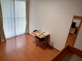 レオパレスモナミ【103号室】の居間