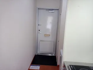 レオパレスモナミ【103号室】の玄関