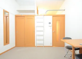 レオパレスピアチェーレ桜【210号室】の居間