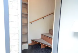 レオパレスやばせ【201号室】の玄関