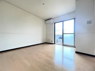 グラシアS A【103号室】の居間