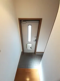 トゥー・ル・モンド【2階】の玄関