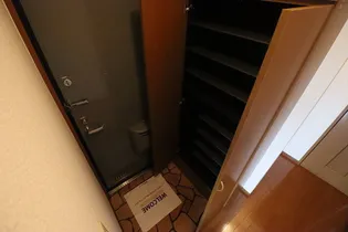 レジデンス SASOU【301号室】の玄関