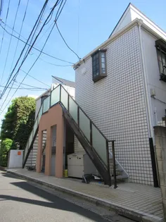 プラザドゥウィルシャーB棟【1階】の外観