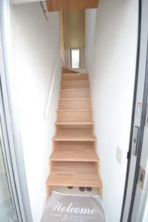 ニシオギソウ【2階】の玄関