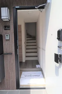 西臺 稀 上ノ臺(ニシダイマレウエノダイ)【1階】の玄関