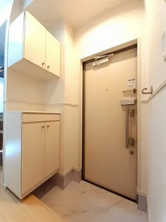 VILLA WISTERIA【1階】の玄関