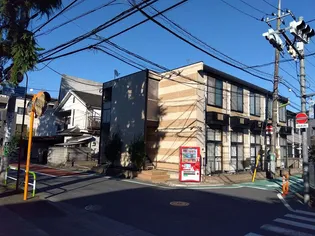 レオパレスメゾンドラフィネ成城【1階】の外観