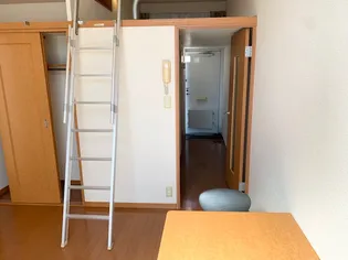 レオパレスマ メゾン【2階】の居間