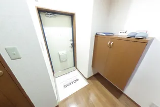 ロイヤルプレイス010【3階】の玄関