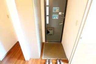 ロビュスト三栄Ⅱ【2階】の玄関