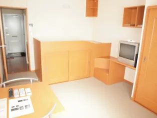 レオパレスハイランドコート【104号室】の居間