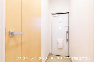 キャトルメゾン【1階】の玄関