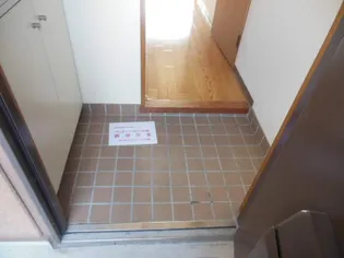 Rハウス仏生寺【2階】の玄関