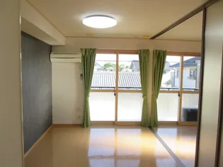 リビングタウン鵜沼 C【2階】の居間