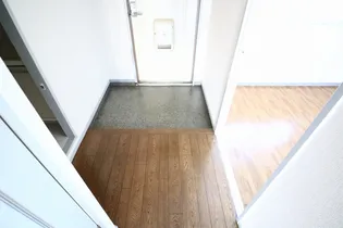 アン・ジュール【1階】の玄関