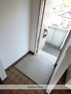 ホワイトハイツA【2階】の玄関