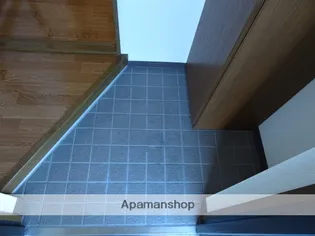 レーヴ【102号室】の玄関