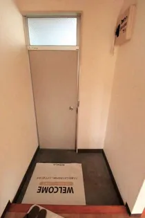 ウエスト・ウィング【2階】の玄関