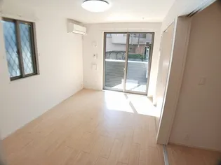 ジャルダン南【1階】の居間