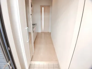 ジャルダン南【1階】の玄関